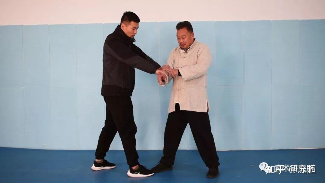 真太极跟公园太极拳区别:根节打人,庞恒国老师讲解 - 知乎
