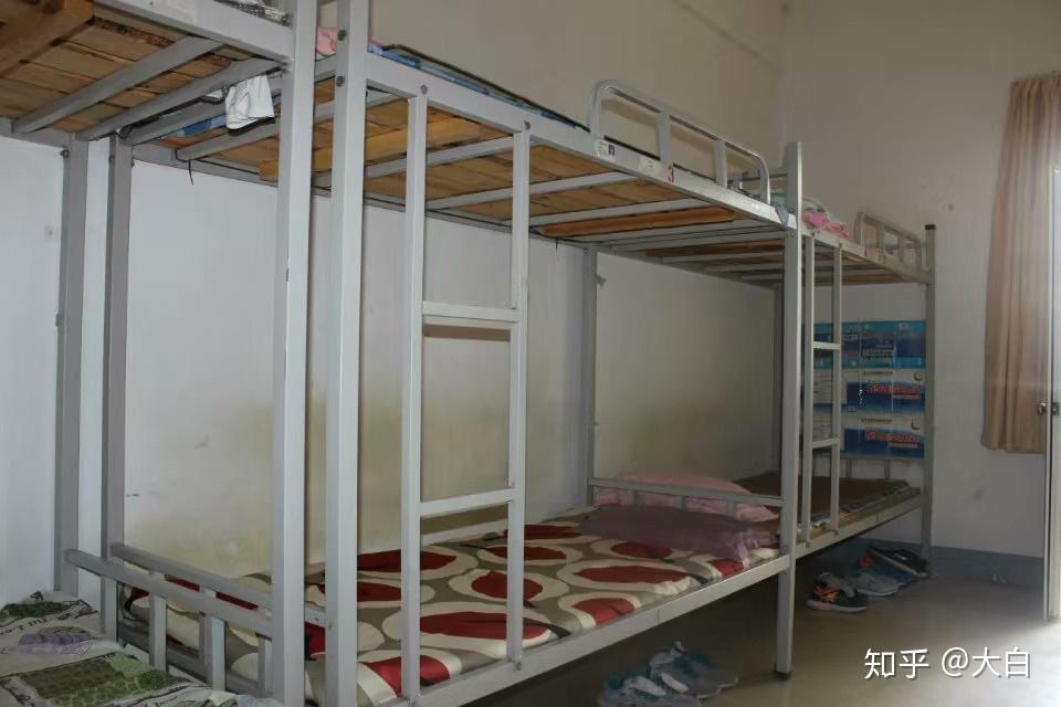 有的学校今年招生明年就可能不招了,但是有一个总数在控制.