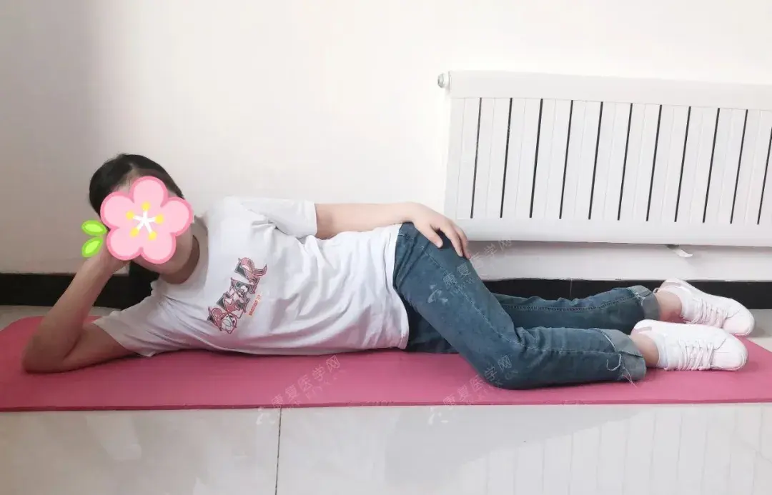 肘撑地,腕撑头,这点与第一个动作类似,增加了手腕和肘部的压力,并且长