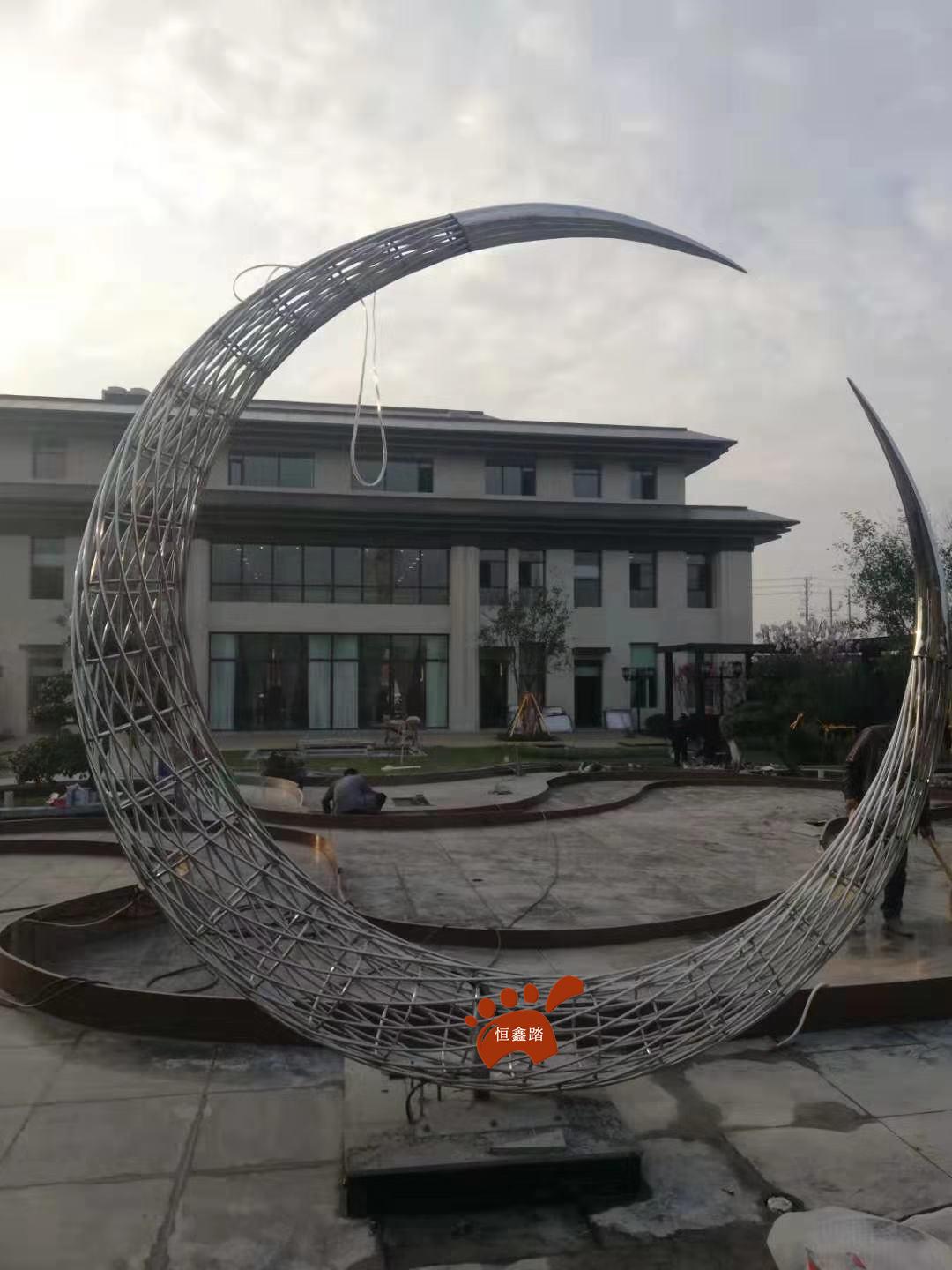 不锈钢实心圆棒编织月牙雕塑