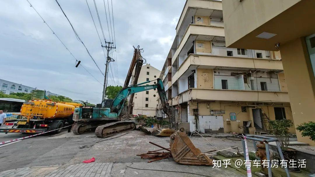 近日,台州市域铁路s2线黄岩段,首次城区房屋拆迁在东城街道完成,标志