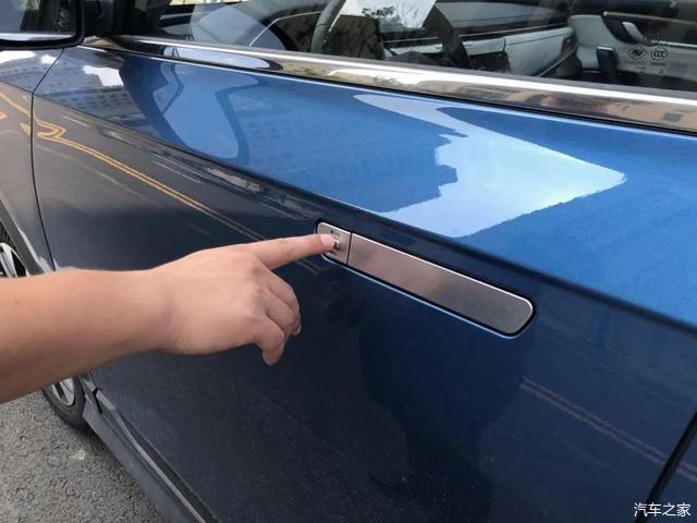 ex5车侧一条笔直的腰线从车灯延伸至车尾,配合隐藏式门把手.