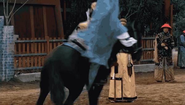 《甄嬛传》中,热依扎饰演的叶澜依骑马出场 / 电视剧《甄嬛传》这当中