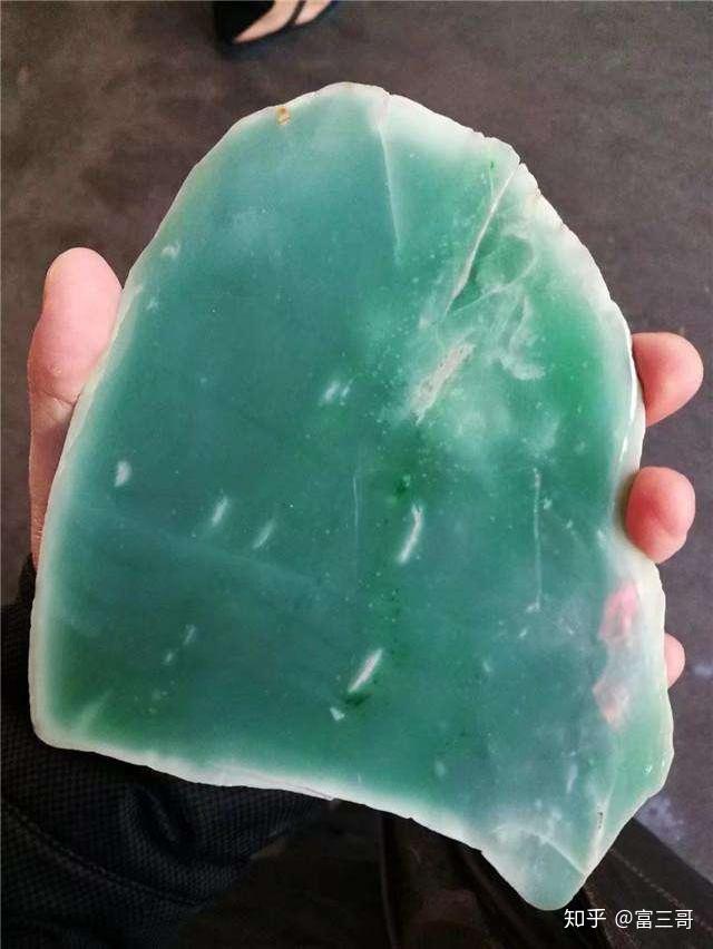 同样物质组分的料,在半山半水环境中外壳就形成砂皮,在流水中就可能