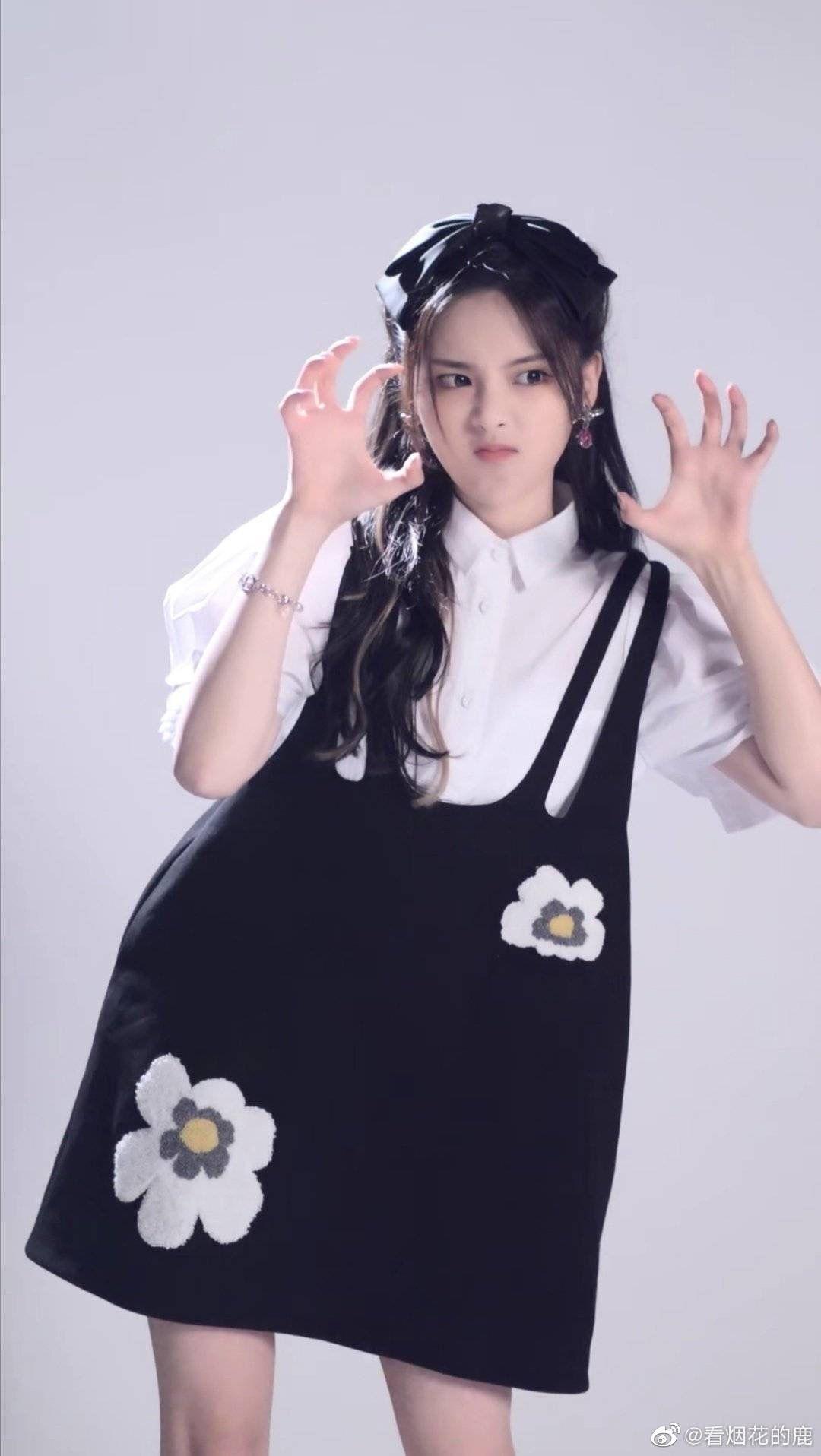 杨超越张牙舞爪来一套