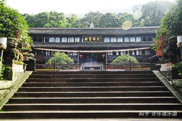 遊峨眉先訪峨眉山下兩大寺報國寺伏虎寺