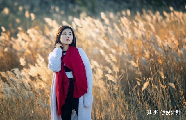 但近看会显得很杂乱,为了拍照更唯美好看,可以选择远景拍摄人像,或让