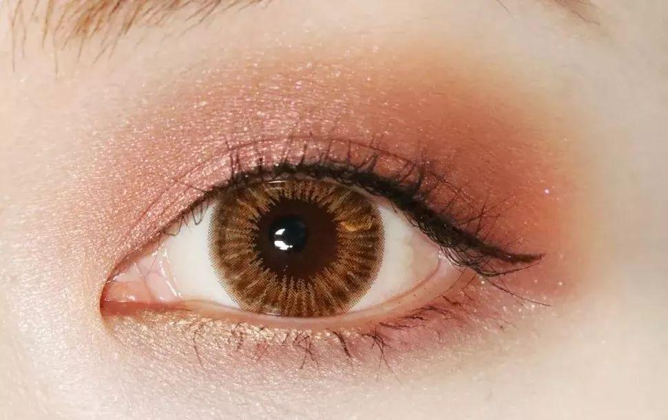 5mm这款直径略大,有放大瞳孔的效果,放射状发散的纹路很日系.