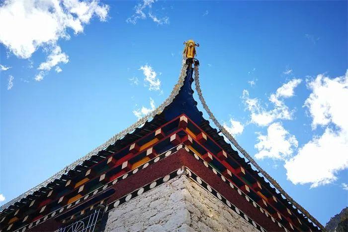 在藏式装饰艺术的造型中,从图案纹样的取材上来看,主要采用写实图案