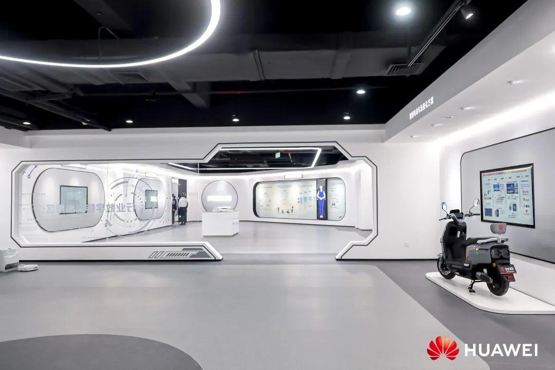 作为001号入驻企业,台铃搭载鸿蒙系统的长续航电动车在开发者村展厅