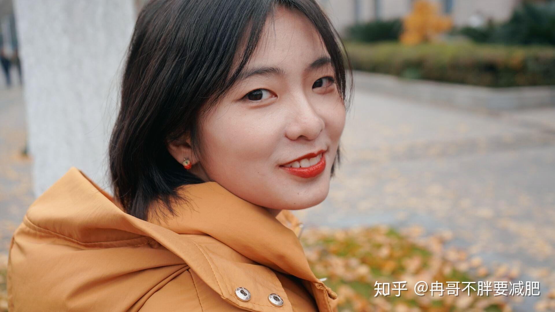 有没有那种单眼皮小眼睛塌鼻梁厚嘴唇但还挺好看的女生