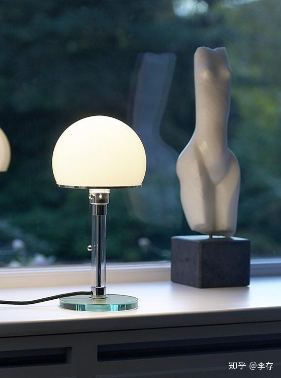 mt8 镀铬钢管台灯 设计师:华根菲尔德 1923年