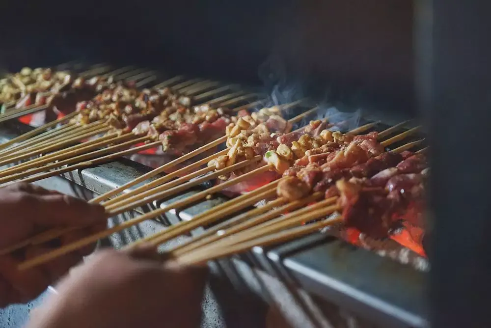 深夜里人挤人的烤串