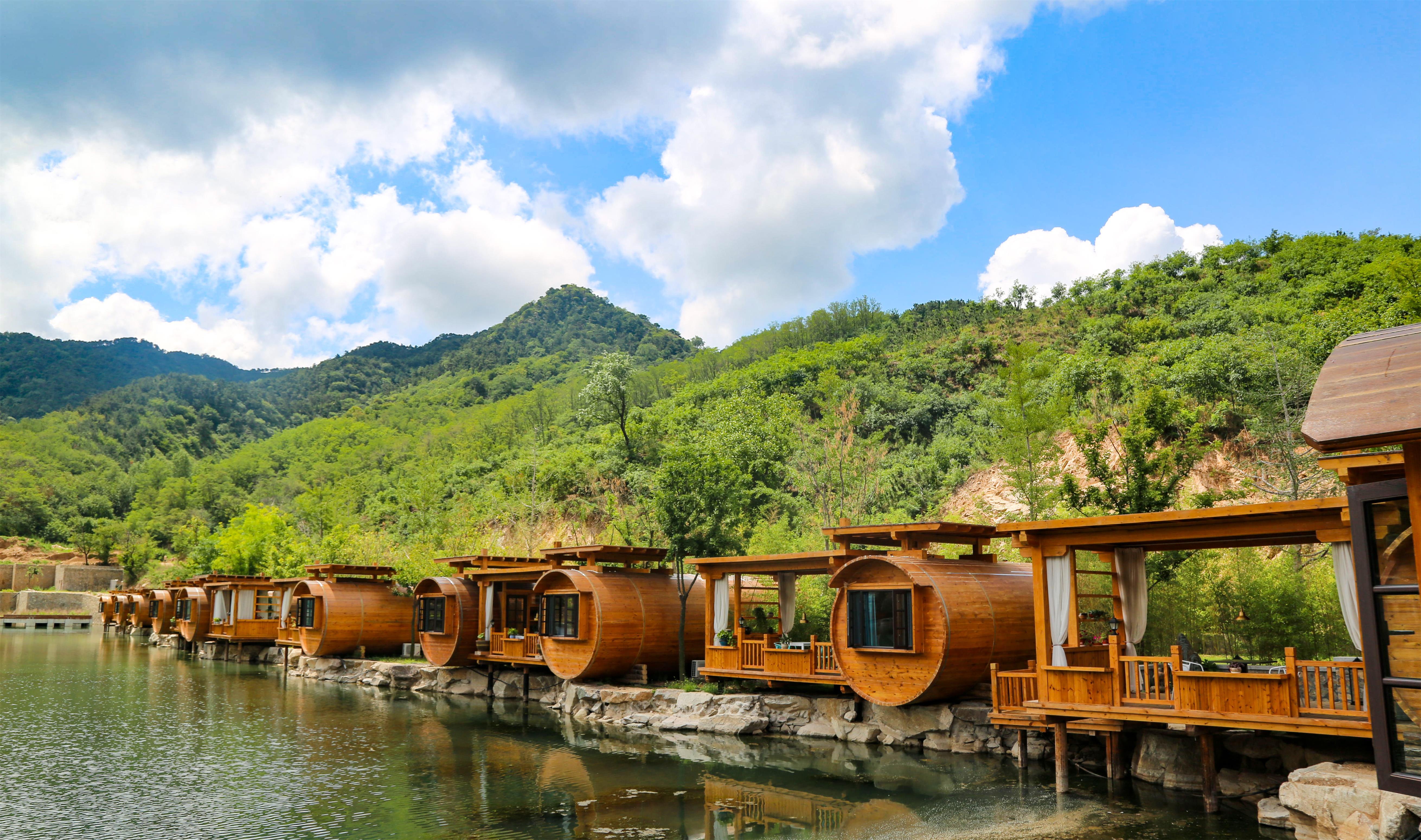 国内首家以红酒为主题而建的民宿,个性又浪漫;31个红酒桶状木屋沿红颜