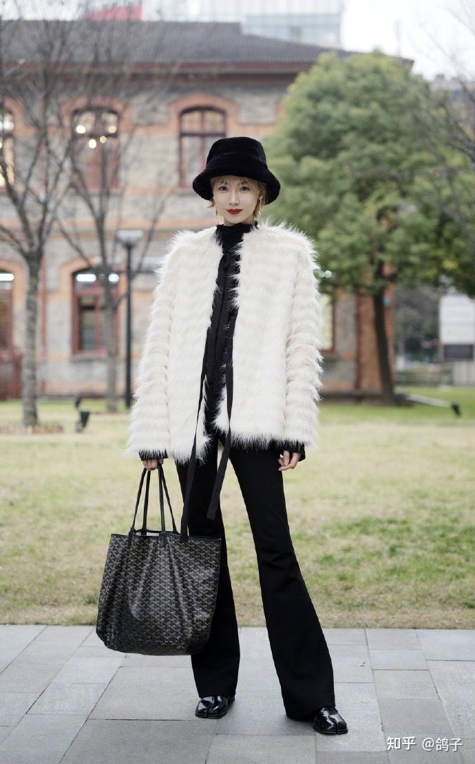 看街拍识包包9组戈雅goyard包包秋冬穿搭示范