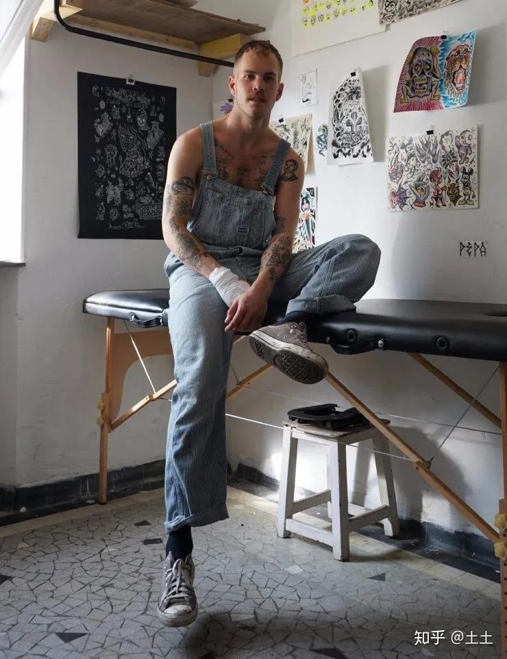 德国纹身师小哥的未知纹身就像幸运饼干里的小纸条永远不知道他会给你