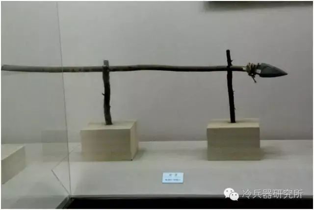 原始人使用石矛的狩猎场面标枪作为最早出现的武器,广泛被各地的