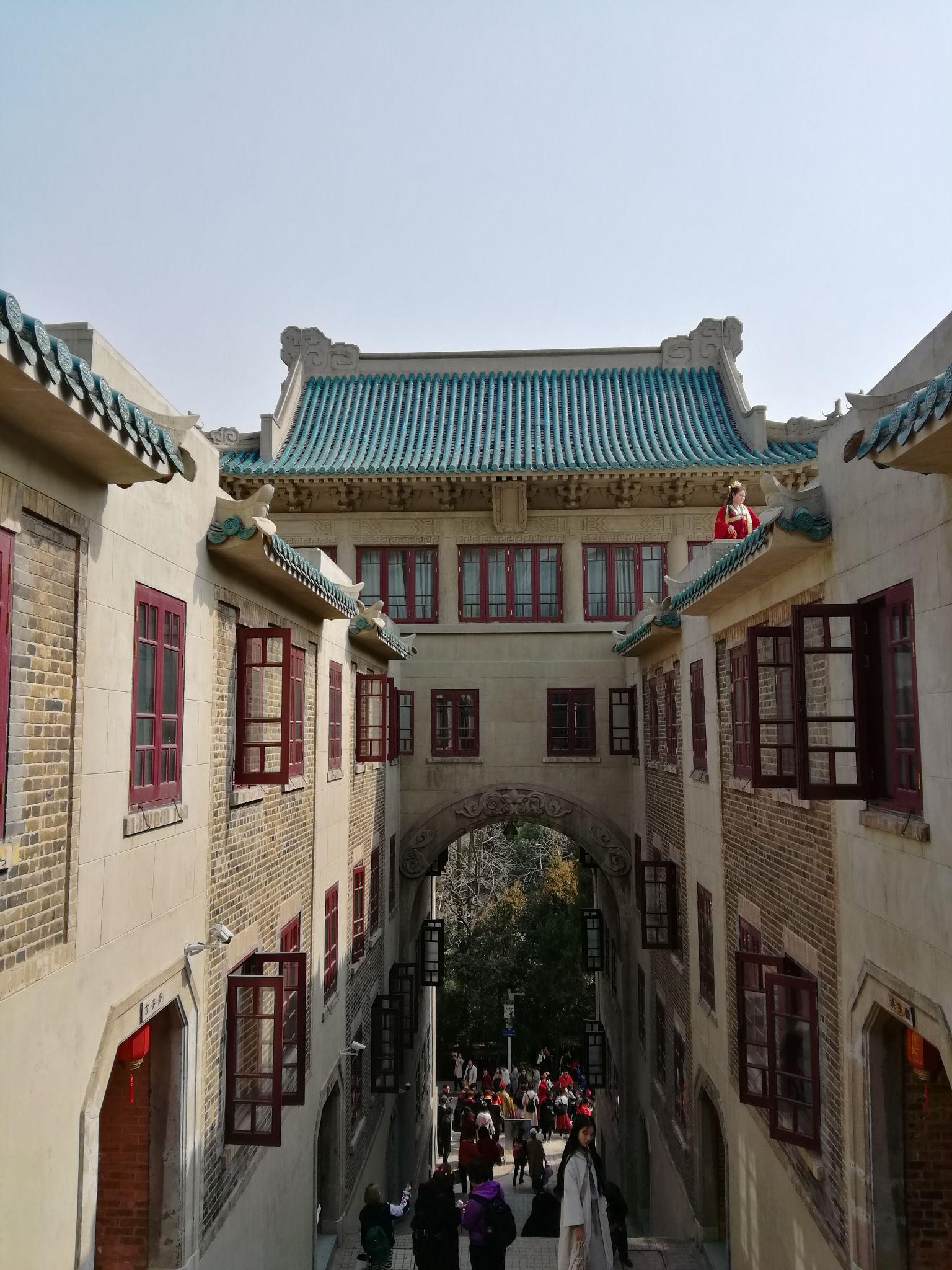 如何看待武汉大学樱花节西门被4个中老年旅游团强行攻破的事件