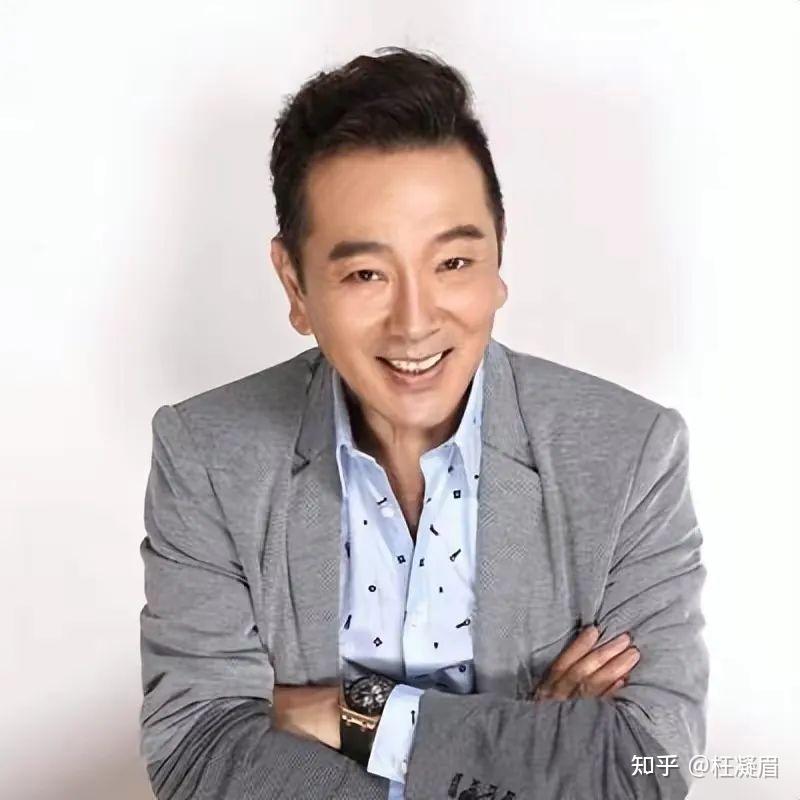 爸爸,他是《都挺好》里的成功人士蒙先生,他是《流金岁月》里的南孙父