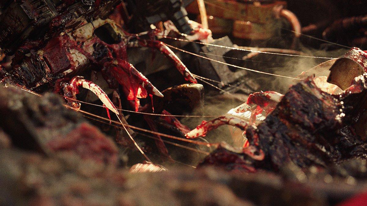 正是替代汽油的免费燃料，掀开这种车的前盖，都有一个像绞肉机的引擎。“血路狂飙”就是一场以血为油的车手