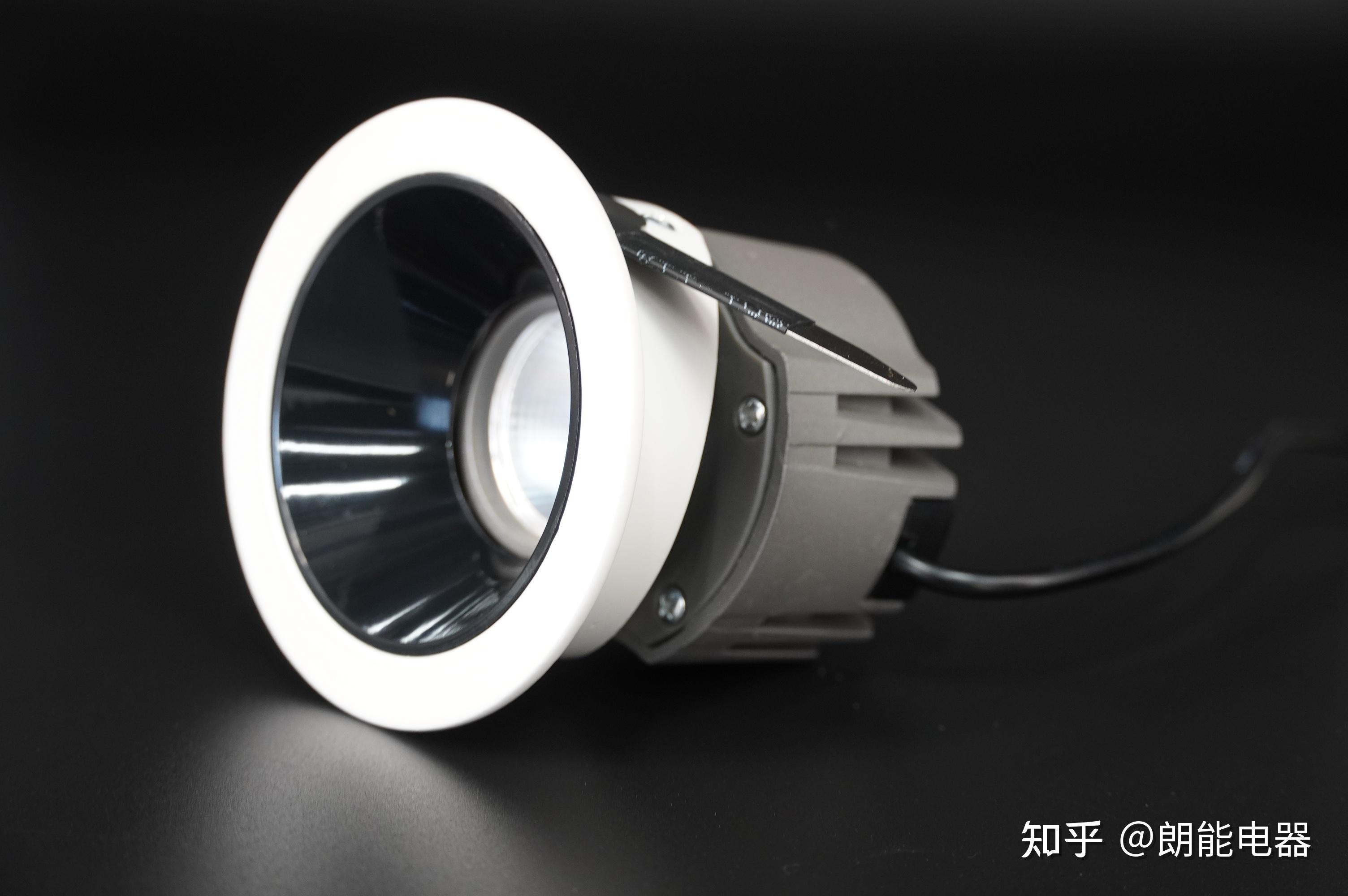 射灯的灯体,灯杯,要比筒灯要长,光束角(常用是24°)要比筒灯(常用是36