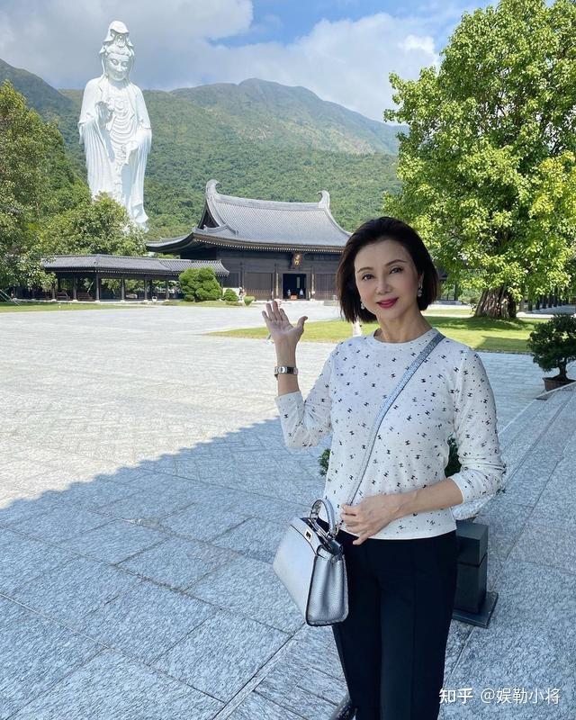 96岁余宝珠外出坐着轮椅拄着拐杖行动不便谢玲玲暖心同行陪伴