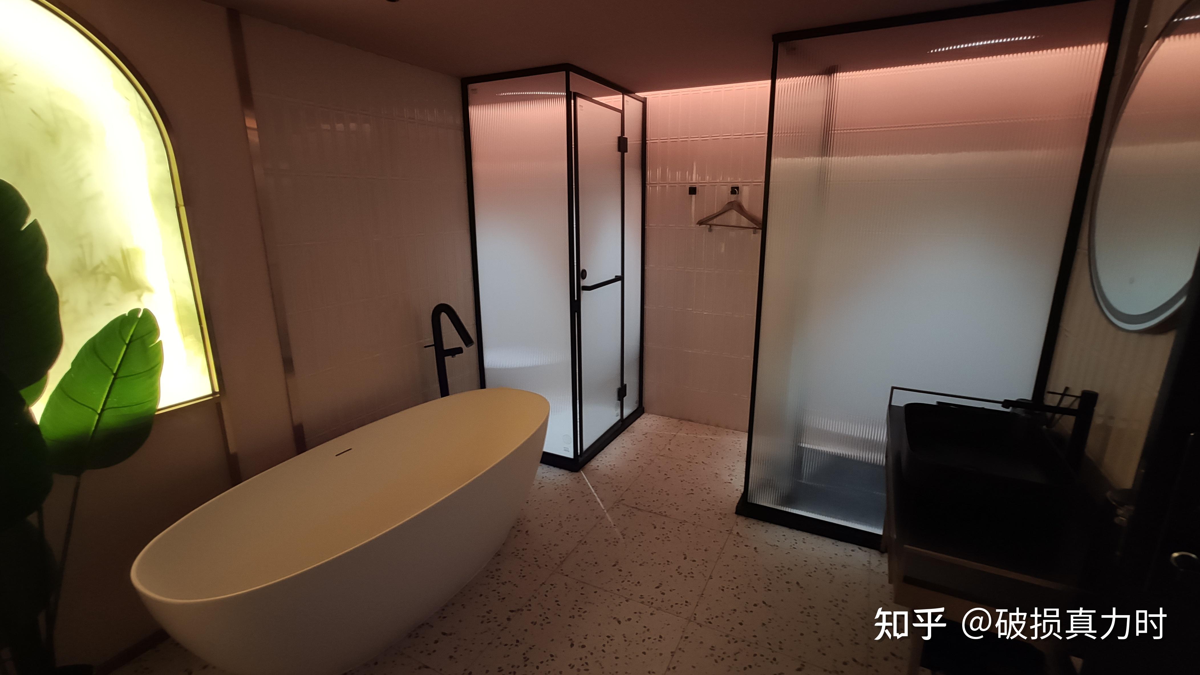 粉色系暗房双人间00公区前台出电梯有奉茶台,好评.