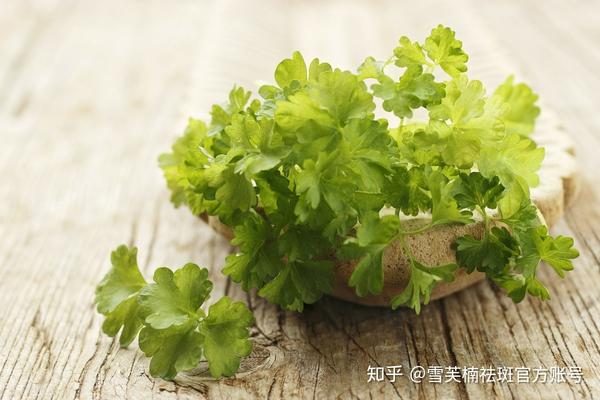 化雀斑，防止黑色素的形成，坚持用盐水洗脸，一段时间后皮肤变得细腻。　　五、香菜　　香菜是一种很健康的食物，它还有丰富的维生素和微量元