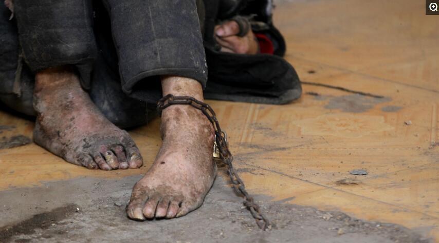 甚至动手打人,贾二清在村民的帮助下,用铁链子将他锁在空荡荡的西屋