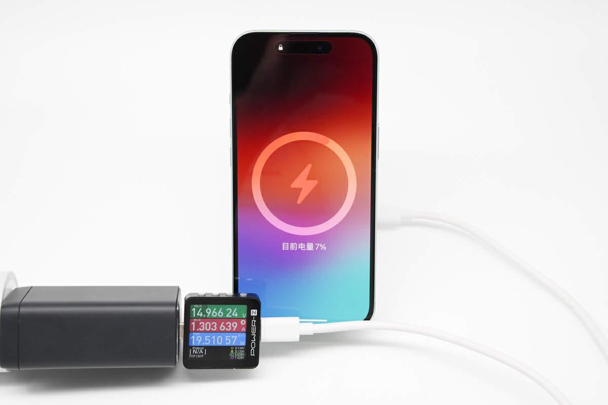 通过 iphone 15 手机进行磁吸充电测试,安克创新的3合一无线充在为