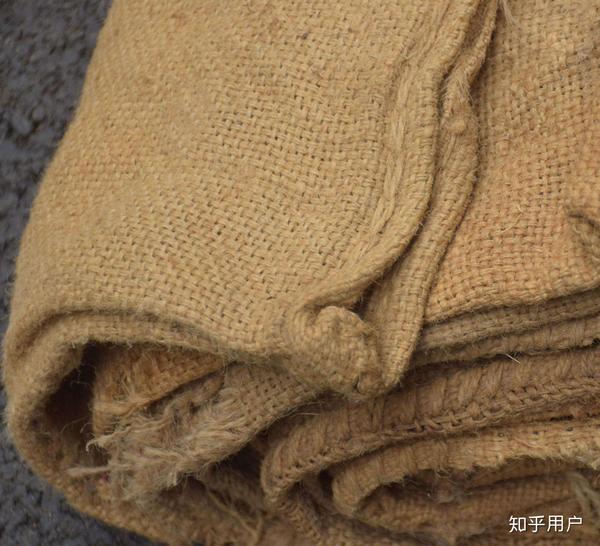 粗麻布,现在主要用来做麻袋,这样才贴近古代汉族百姓,还便宜.