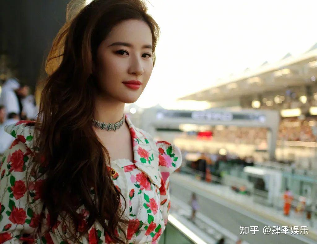 刘亦菲现身f1赛车现场一件红花土味上衣却被她穿出了满满时尚感