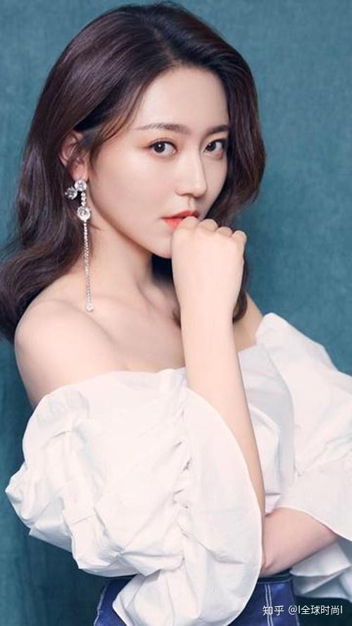 完美女神黄梦莹超模身材甜美五官多样化搭配风格演绎时尚