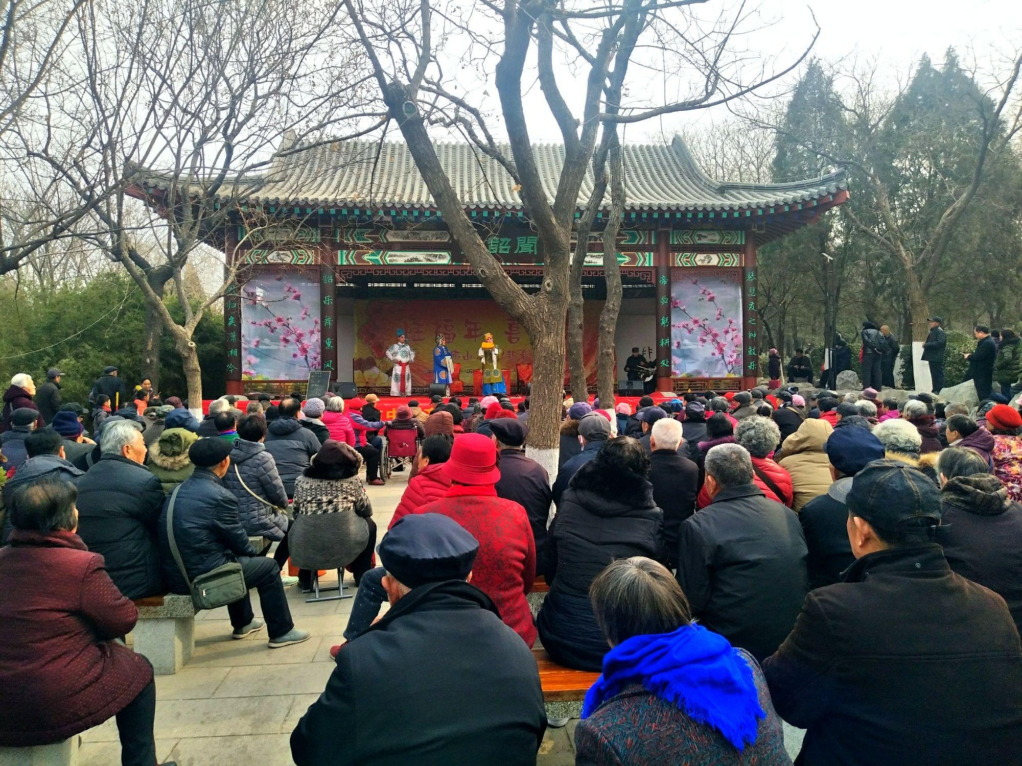 2018年春節期間,濟南傳統的千佛山廟會,大明湖燈光夜景,熱鬧非凡,人山