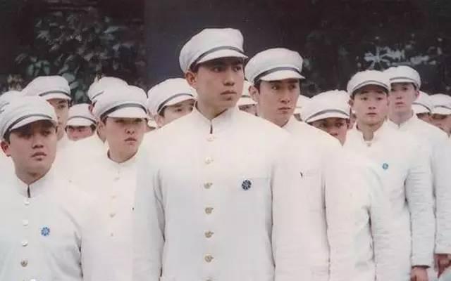 而男生校服从上身的长布袍演绎出不可方物的美众多影视作品中白色旗袍