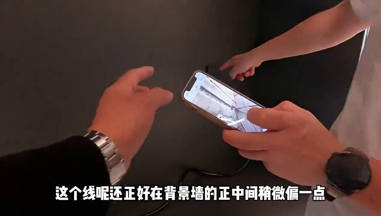 安装一台77寸电视机,内嵌背景墙预留缝隙太小,这次测量翻车了