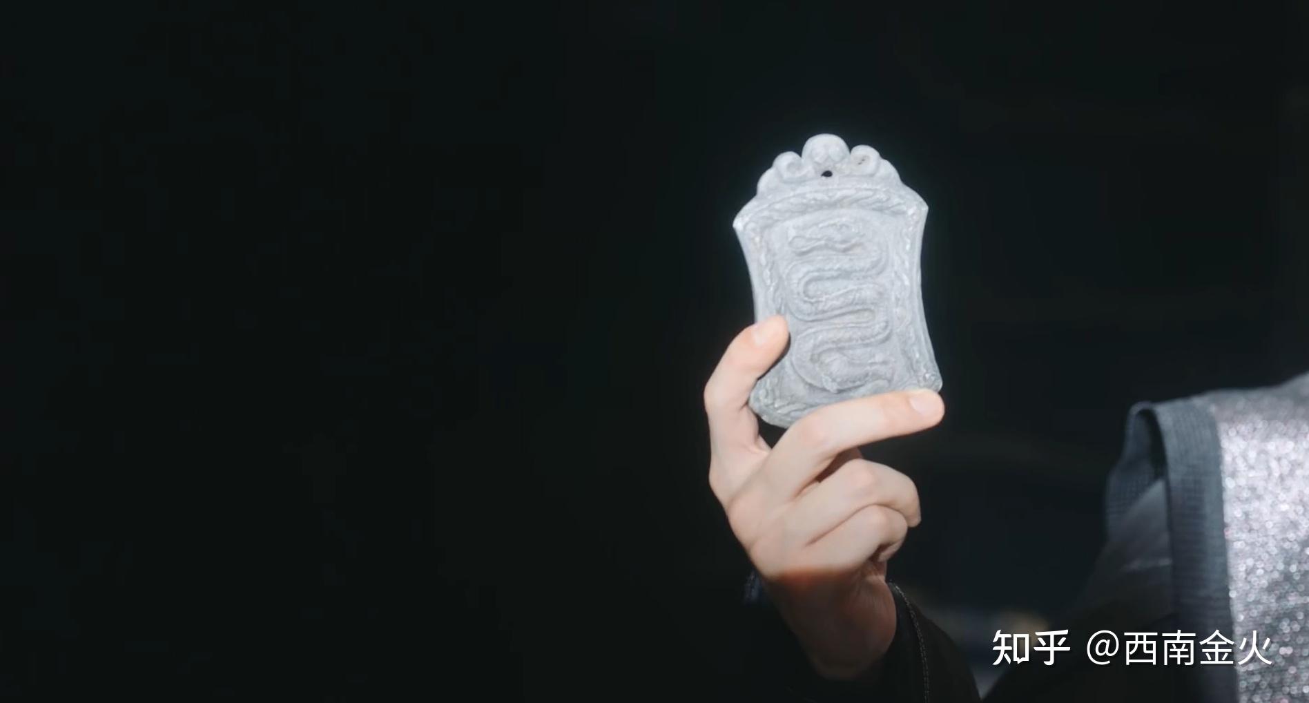 大家马上把鬼方氏和九头蛇相柳联系起来,根据第二季剧本,鬼方氏族徽是