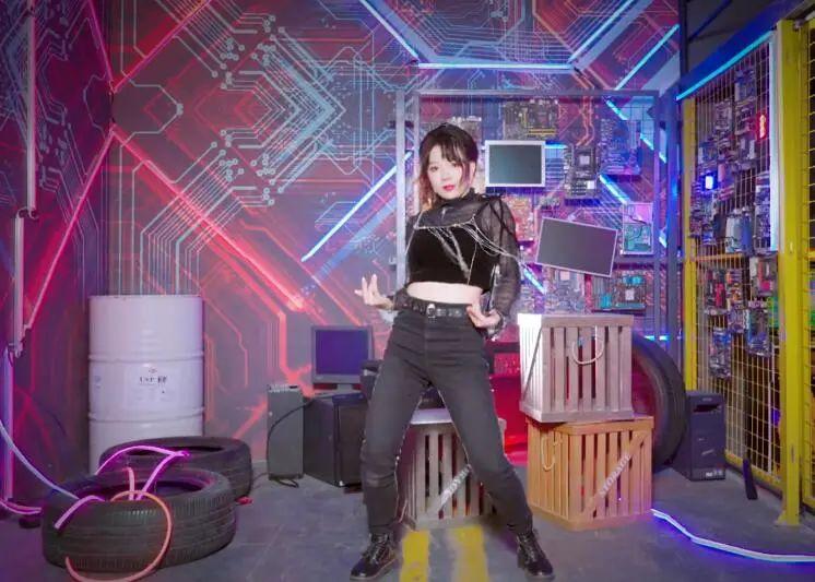 王奕萌秀新舞蹈,却暴露真实身材,小短腿又胖又粗,太毁形象了