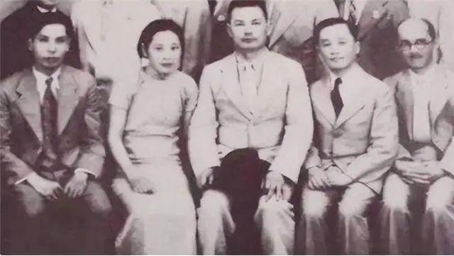 开国大典，她扶毛主席登上天安门，转身离开时被周恩来叫住：你就站我旁边！ - 知乎