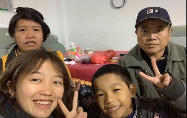 变形计神仙妹妹梁小友高二辍学后成网红浓妆直播惹众议