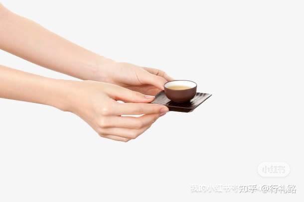 若递交书本,名片也要双手递上,让文字正向朝着对方,使对方一目了然,不