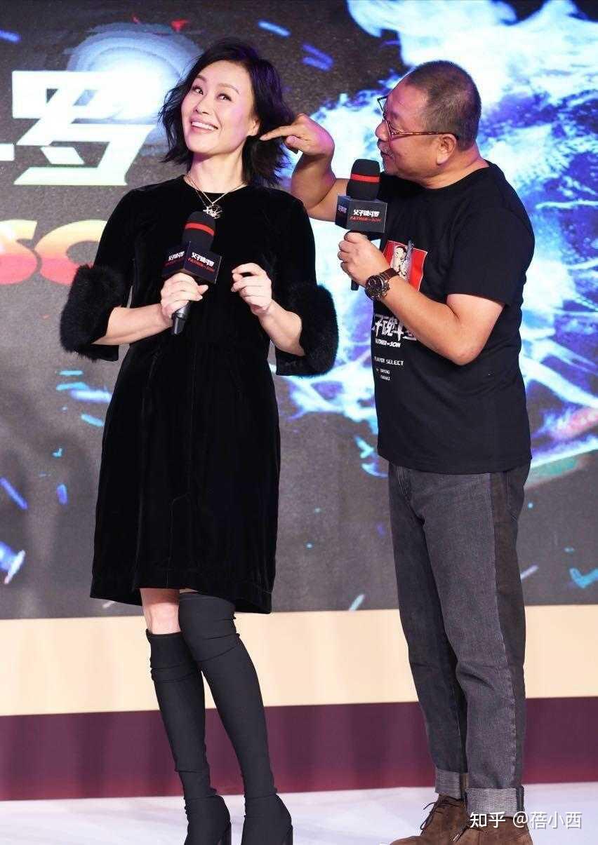 54岁邬君梅藏着尤物气质穿吊带连衣裙走红毯身材太惊艳