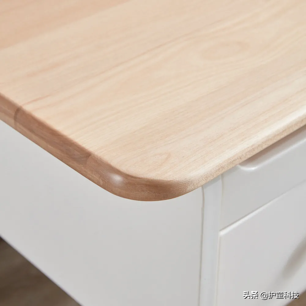 国家安全标准要求,儿童学习桌的棱角及边缘部位应经倒圆或倒角处理,倒