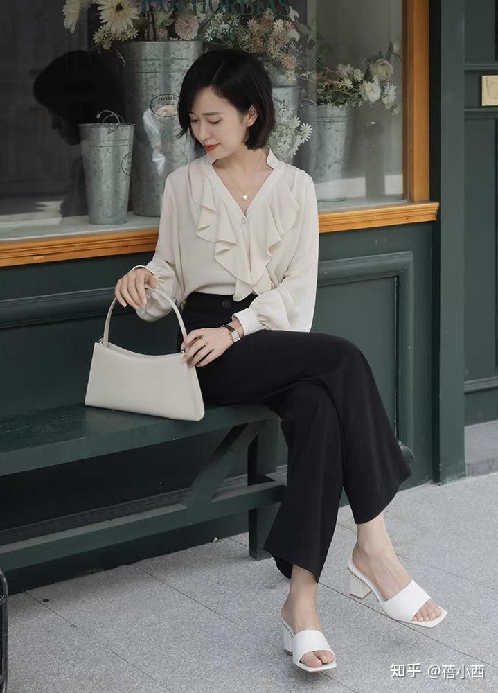 不想穿出过于商务性气质的美眉,可以为自己搭配一件淑女风的红色衬衫