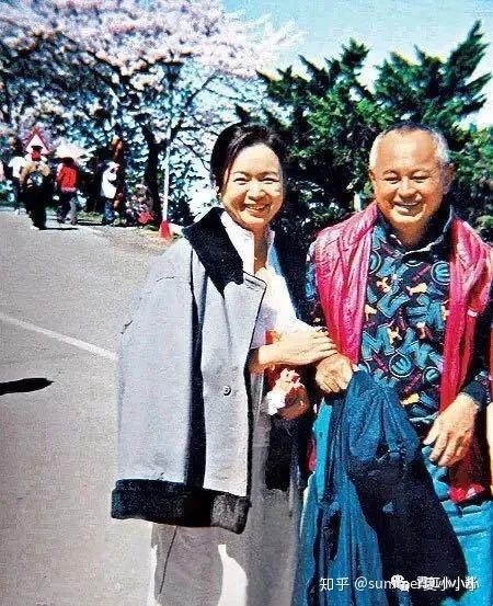 邱嘉雄的太太蔡贵照白富美出身, 邱嘉雄说自己的发妻强势,咄咄逼人,和