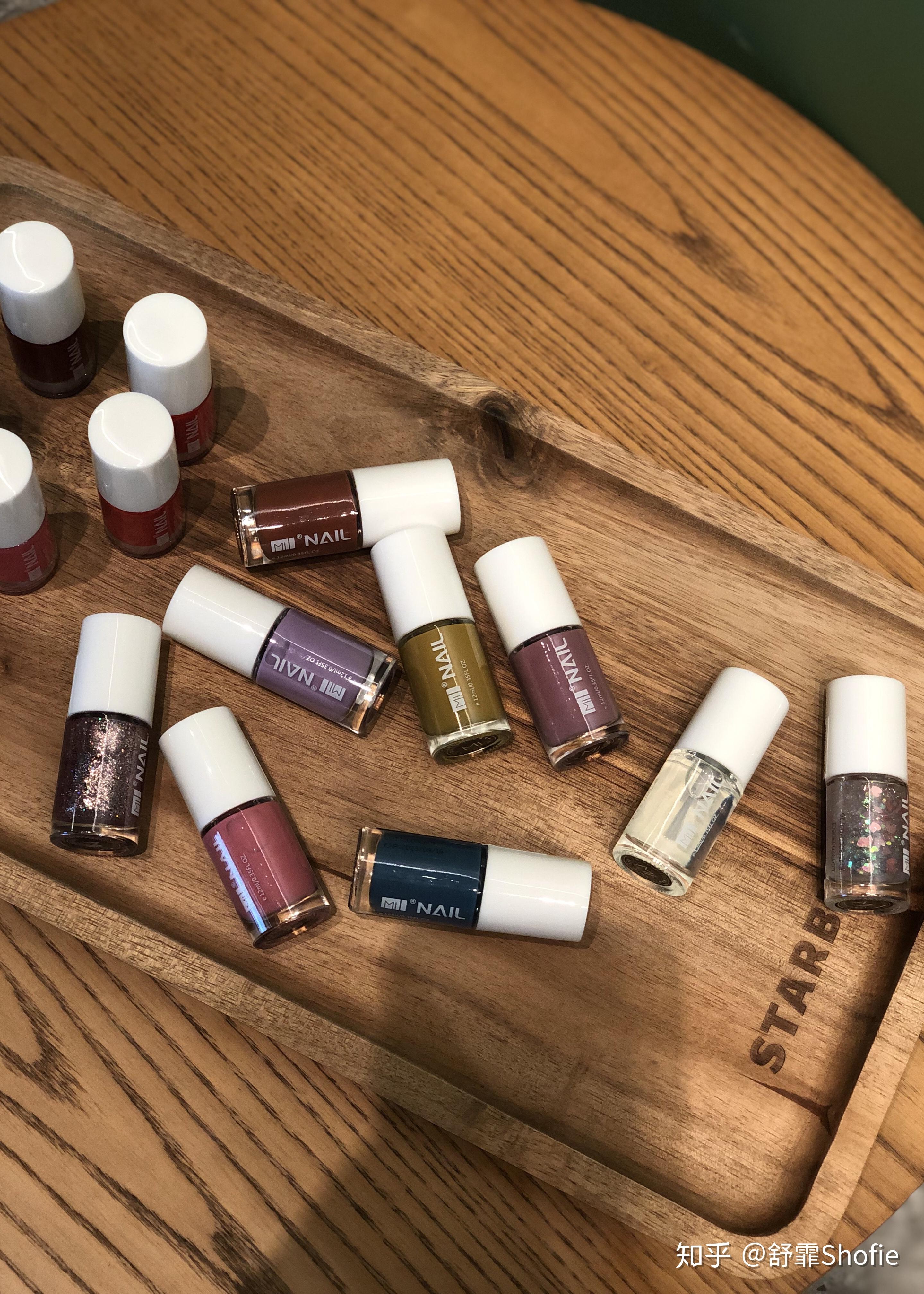 油也是必不可少的一个,给大家种草一款适合秋冬日常搭配的可剥指甲油