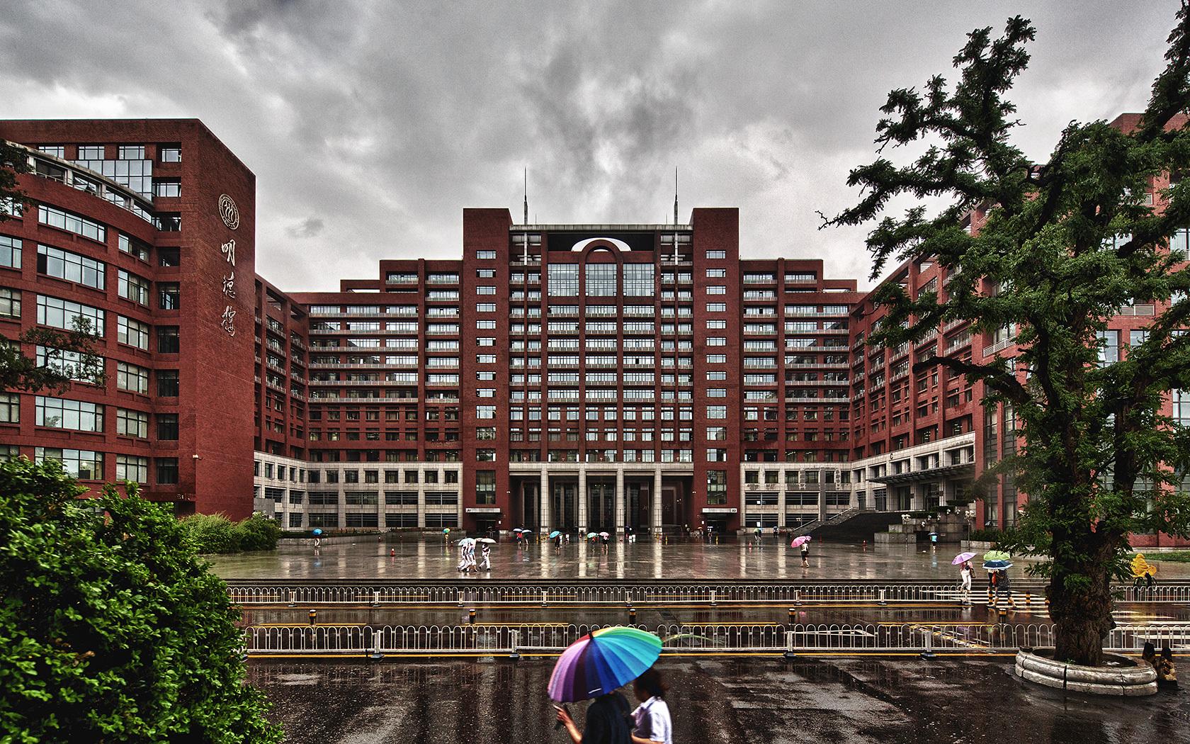 "清北人",作为誉满华夏的三所学府之一的顶级大学,人大以其优质的教育