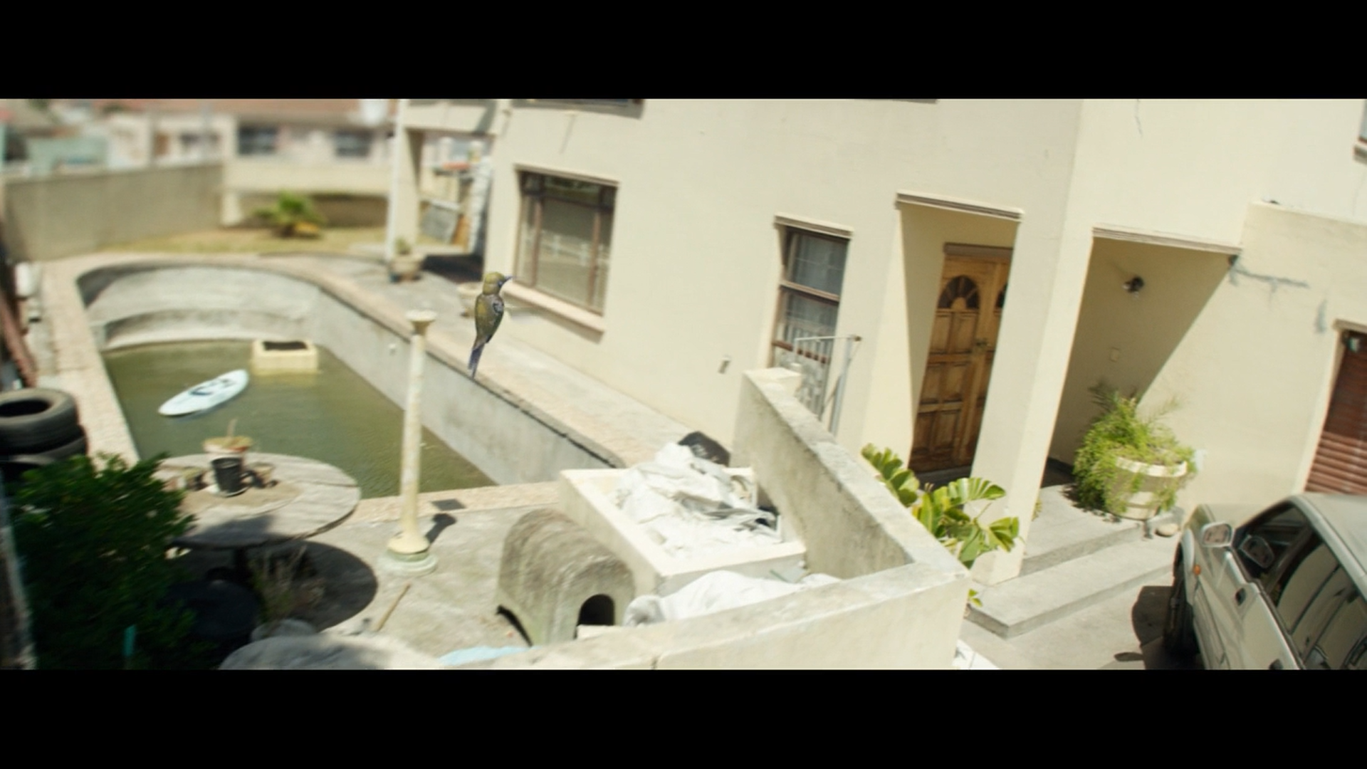 [138-《天空之眼》-无人机视角观看在导弹旁边卖大饼的小女孩是种什么