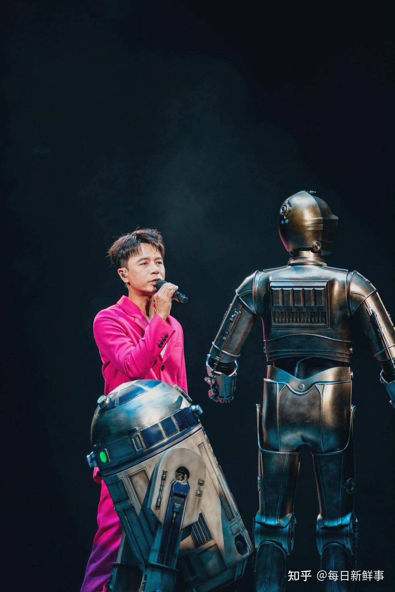 3月30日晚,李克勤"弦续"巡回演唱会于广州唱响,李克勤携广州交响乐团