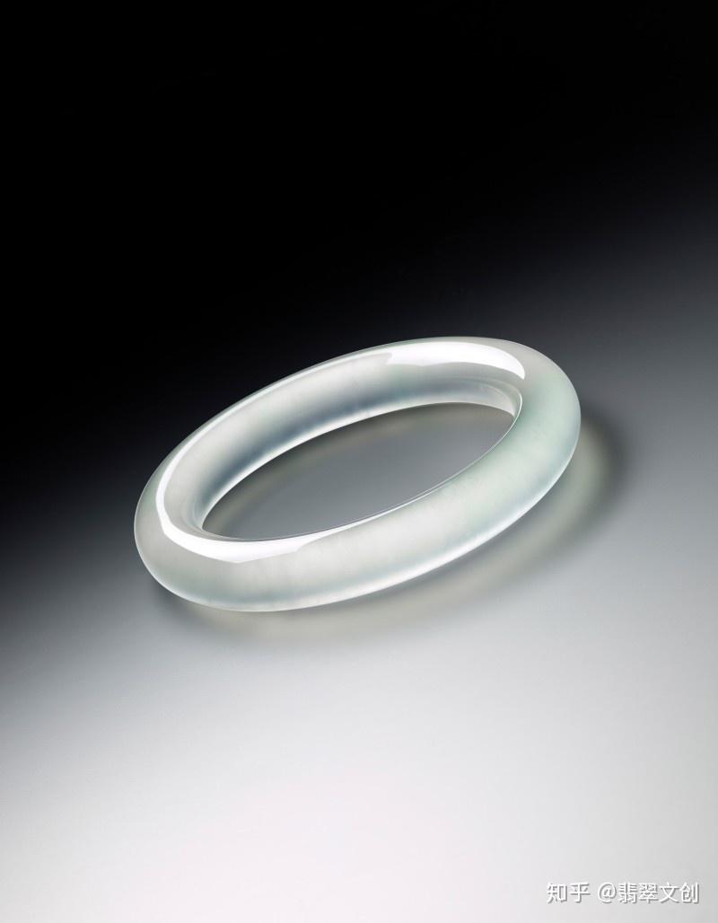 香港苏富比秋拍翡翠饰品手镯争奇配钻石斗艳